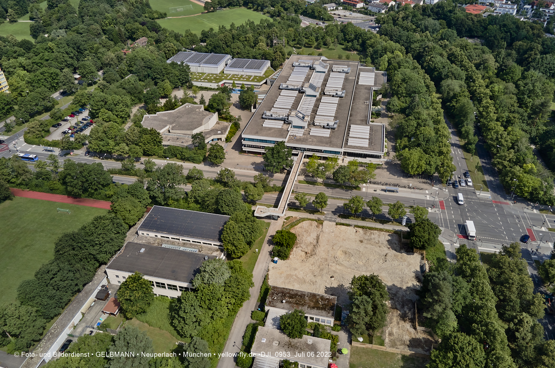 06.07.2022 - Luftbilder von der Baustelle Haus für Kinder in Neuperlach